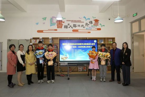 说着，宋婉婷又道：除此之外，我还要给一些志在最后一颗回春丹的竞拍者一个友情提示，最后一颗拍卖会的竞争，一定会非常激烈，若您想要竞争这颗回春丹，一定要结合现场形势，以及自己的经济实力综合考虑，如果感觉竞争的希望有些渺茫，我个人更建议你把握住最后一份回春丹的机会，否则的话，很可能竹篮打水一场空。